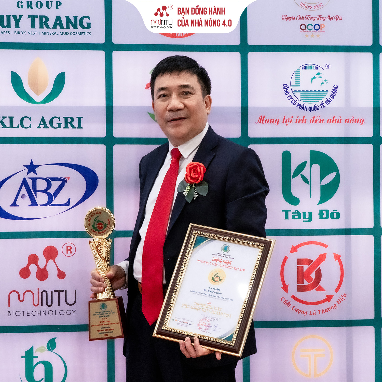 PGS.TS Phạm Công Hoạt – đại diện MINTU nhận danh hiệu Thương hiệu Vàng Nông nghiệp Việt Nam 2025 tại Hà Nội.
